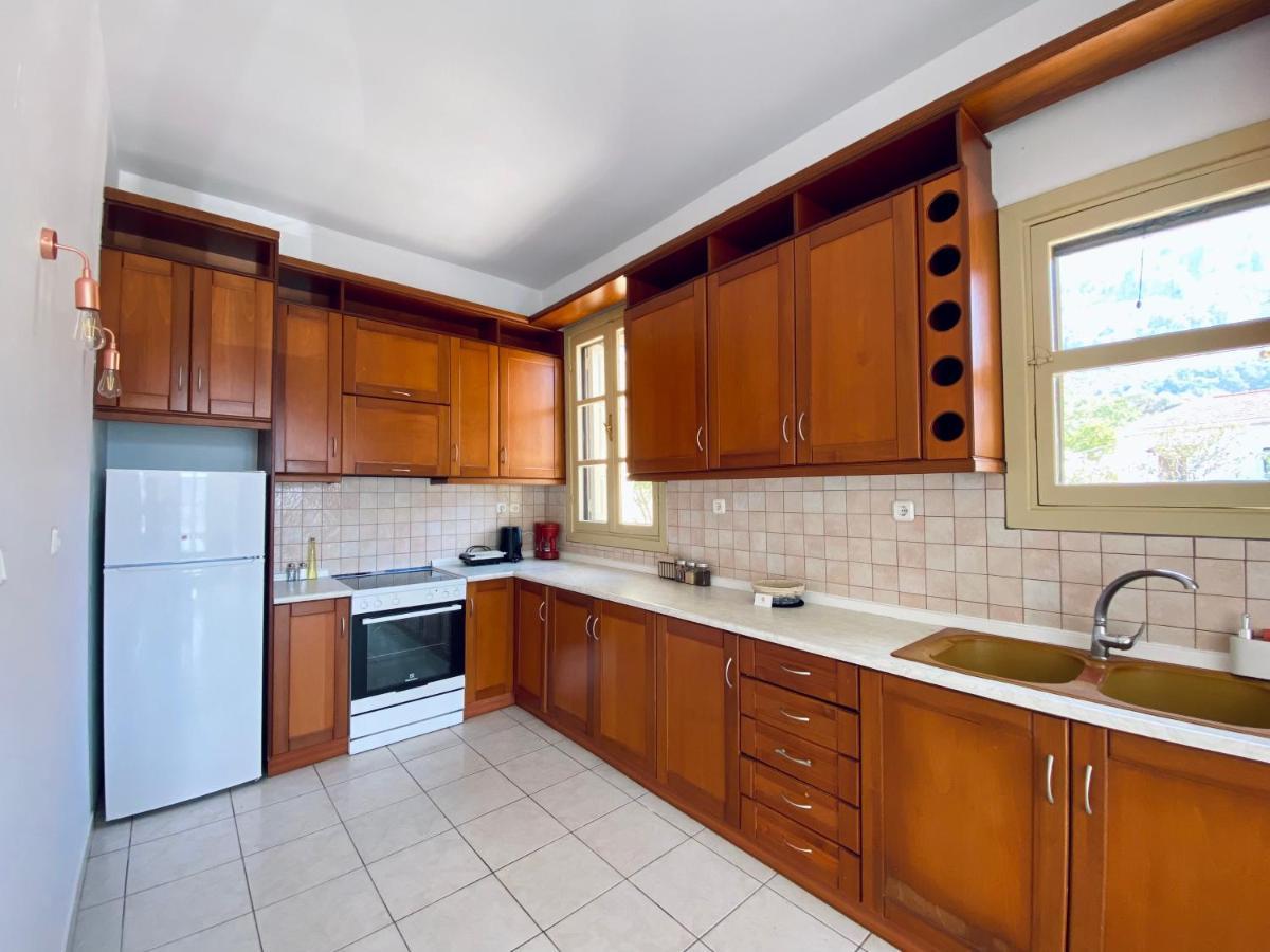 To Petrino Apartment Meyísti Екстериор снимка