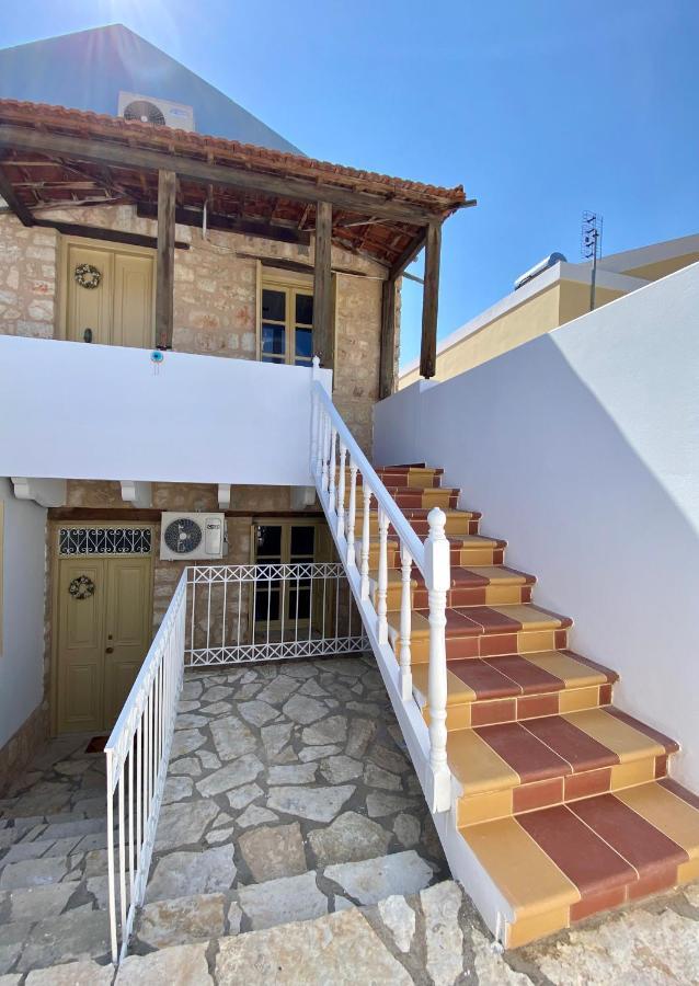To Petrino Apartment Meyísti Екстериор снимка